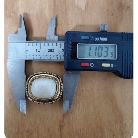 Set of Five Gold Tone and Pearlized Plastic Vintage Button Covers - Picture 11 of 11